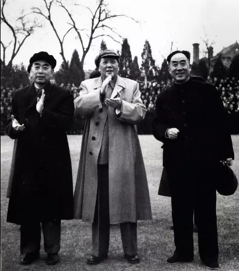毛泽东(中),周恩来(左),薄一波(右) 毛泽东(中),周恩来(左),薄一波(右)