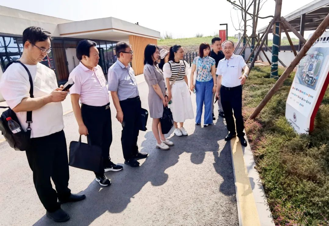 1、树德中学淮州学校党支书记朱志刚(右一)向作家艺术家一行介绍校情.jpg