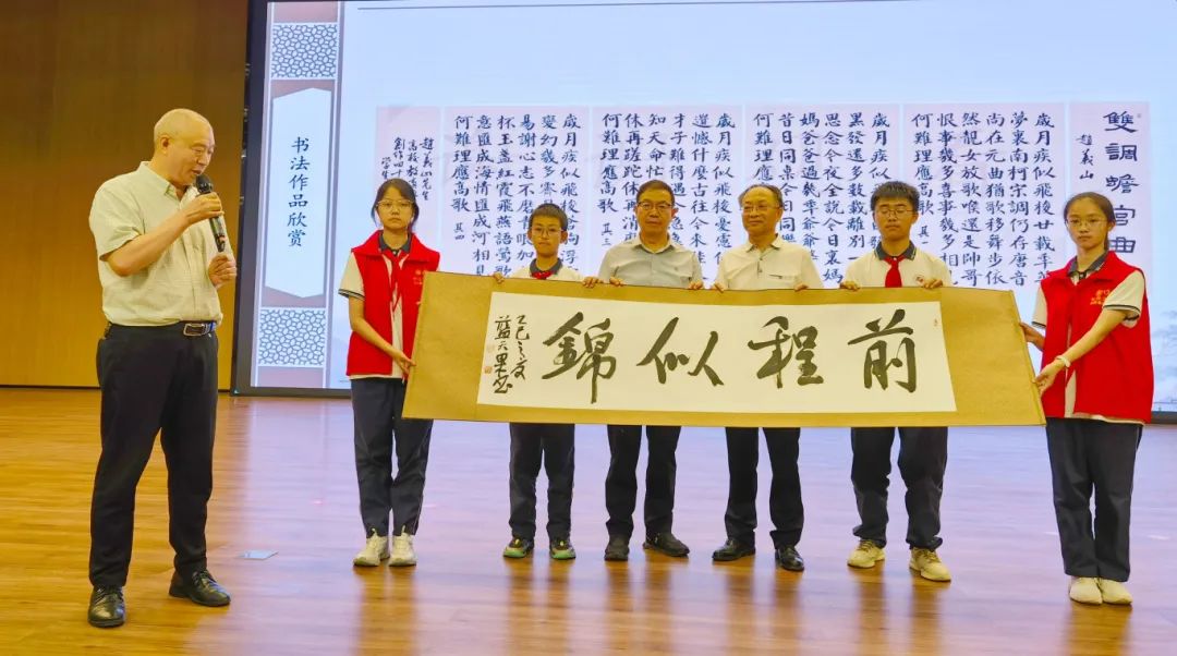 13、传授书法技巧.jpg