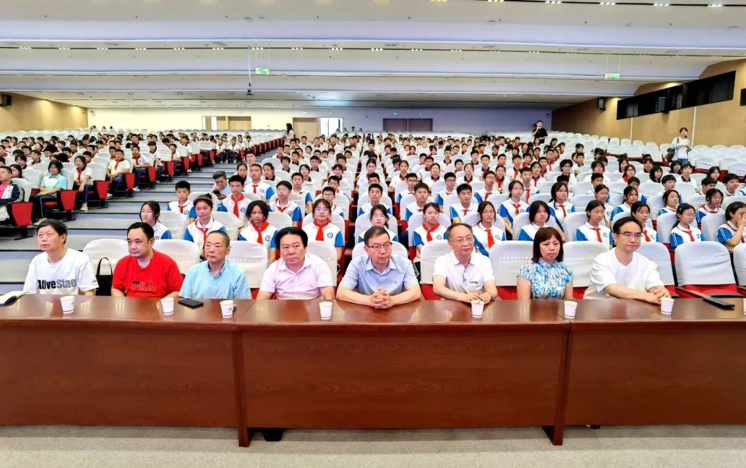 11、师生和嘉宾共同分享文学盛宴.jpg