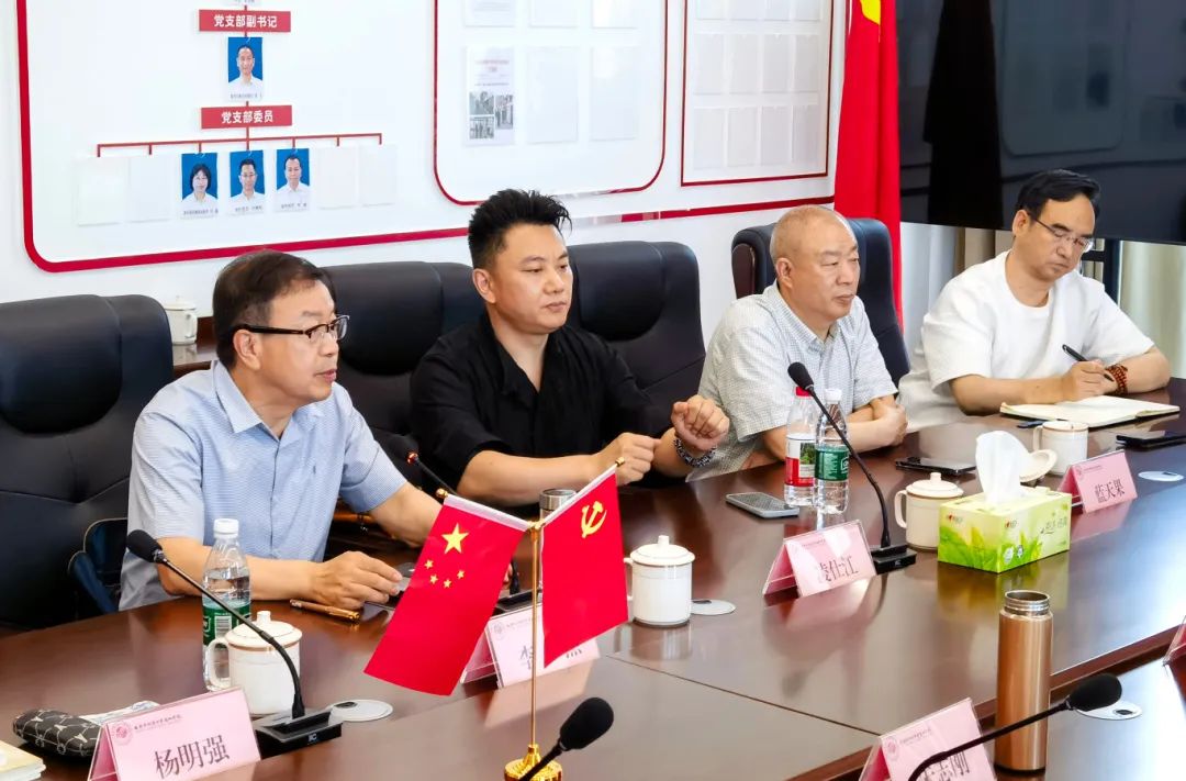 4、李杰、凌仕江等同志出席座谈会.jpg