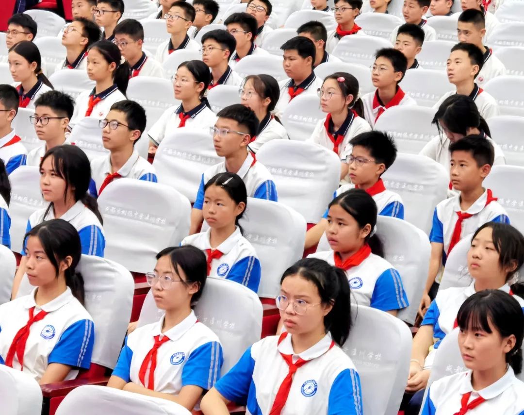 10、同学们全神贯注听讲座.jpg