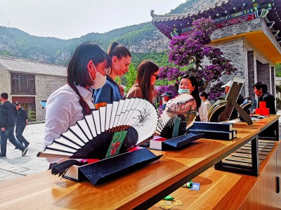 人勤春来早 乡村景色好