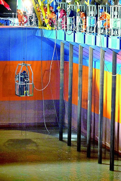 在长江口打捞“时间胶囊”