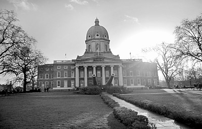 从“凝固的记忆”中透视历史——标志性建筑与文化认同