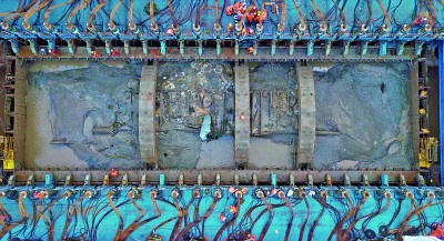 在长江口打捞“时间胶囊”