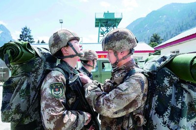 巡逻在藏东雪域高原