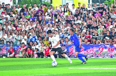 在榕江，体验“村超”足球热