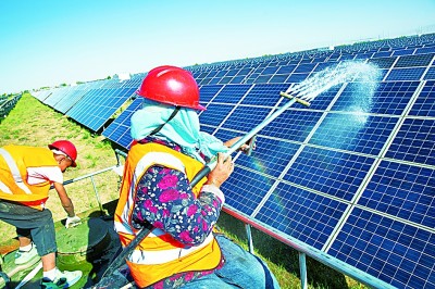 戈壁滩变身光伏牧场