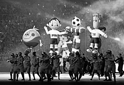 将世界杯与普通人的32年编织在一起——关于短视频《人生就是一届又一届世界杯》 将世界杯与普通人的32年编织在一起——关于短视频《人生就是一届又一届世界杯》