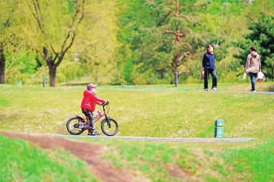 在城市与自然中穿行:“骑行热”引领出游新风尚 在城市与自然中穿行:“骑行热”引领出游新风尚