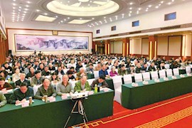 听韩万斋宣讲“国歌·国魂”，来自全省各地的五老宣讲员们认真倾听