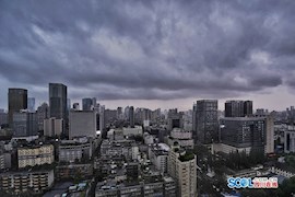 成都暴雨中的外卖小哥