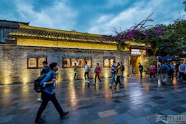 成都宽窄巷子黄昏图