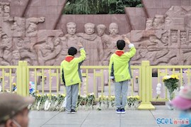 清明节 成都市民自发悼念烈士