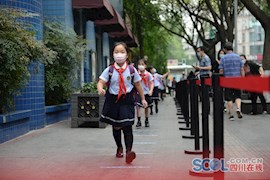 “神兽”归笼 成都71万小学生复课