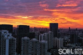 风雨过后，成都迎来绚丽朝霞 还有难得一见的彩虹哦