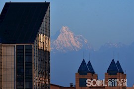 又是一个大晴天！在成都市区天空，与四姑娘山幺妹峰相遇