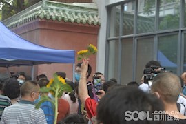 直击2020四川高考丨语文科目考试结束 考生走出考场