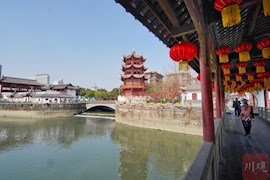 登锦城散花楼 观朝光金窗美景