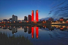 火爆惊艳的双子塔灯光秀 成都人这个春节看安逸了