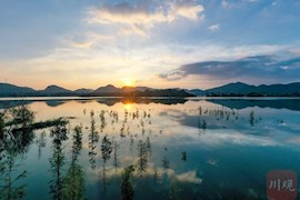 美！航拍华蓥天池夕阳美景 云落清波若镜天