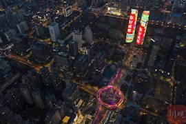 交子大道开街啦！来看流光溢彩灯光秀点亮夜空！