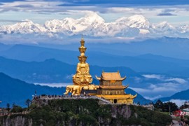 峨眉金顶邂逅“蜀山之王” 云海日出与贡嘎雪山共绘山河画卷