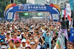 2025成都马拉松开跑 3万5千跑者穿越蓉城景观