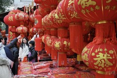 马年将至年味浓 成都荷花池批发市场换上“红装”